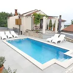 Lacodelama Mini - Pina Mit Pool By Interhome Appartamento Ližnjan