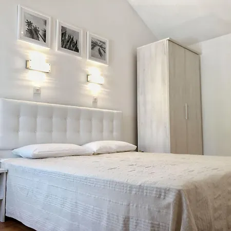 Lacodelama Mini - Pina Mit Pool By Interhome Appartamento Ližnjan
