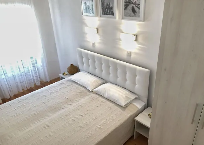 Appartement Lacodelama Mini - Pina Mit Pool By Interhome